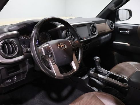 Used 2016 Toyota Tacoma Limited w/ Towing Package image 17