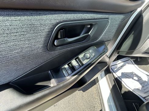 Used 2023 Nissan Rogue S image 19