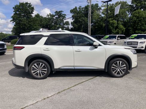 Used 2022 Nissan Pathfinder Platinum w/ Cargo Package FWD image 2