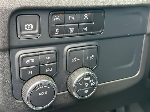 Used 2025 Chevrolet Suburban Premier AWD/4WD image 19