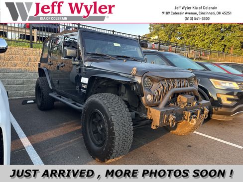 Used 2015 Jeep Wrangler Unlimited Sahara w/ Connectivity Group AWD/4WD image 1