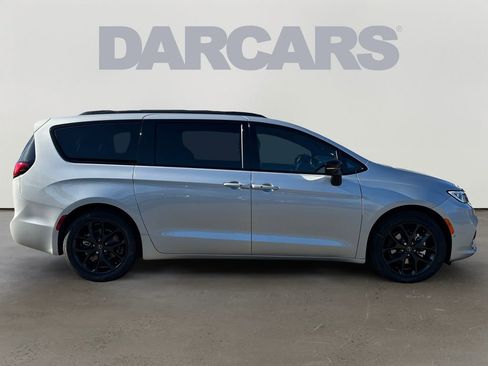 New 2026 Chrysler Pacifica Select w/ S Appearance Package image 8