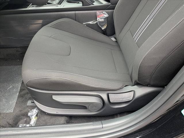 Used 2025 Hyundai Elantra Sport FWD image 4