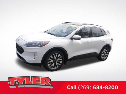 Used 2020 Ford Escape Titanium image 3