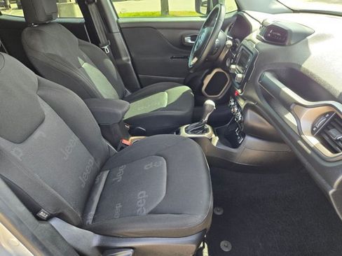 Used 2017 Jeep Renegade Latitude FWD image 18