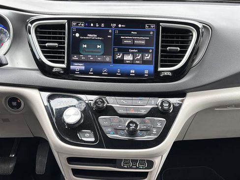 Certified 2024 Chrysler Pacifica Touring-L image 23