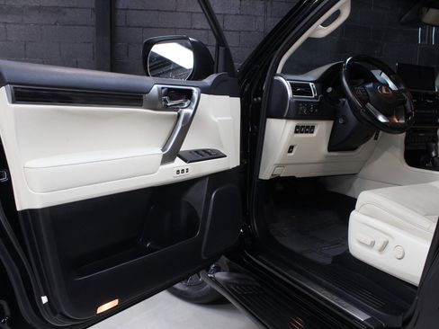 Used 2022 Lexus GX 460 Premium w/ Accessory Package image 21