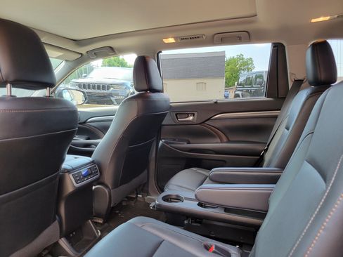 Used 2018 Toyota Highlander Limited Platinum AWD/4WD image 16