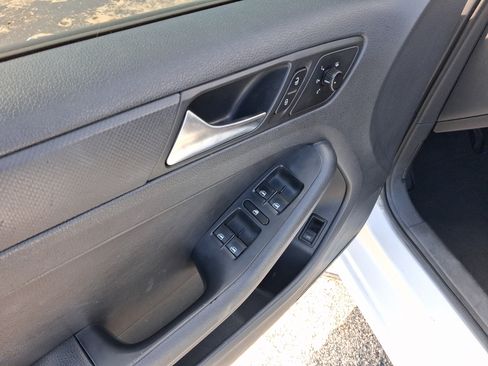 Used 2011 Volkswagen Jetta SE FWD image 12