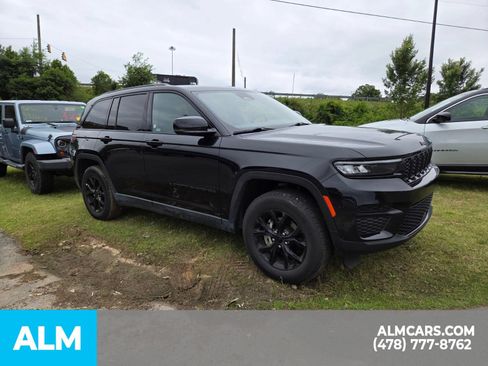 Used 2025 Jeep Grand Cherokee Altitude AWD/4WD image 20