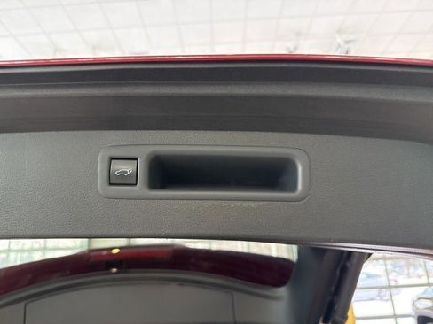 Used 2023 Toyota Highlander XLE image 12