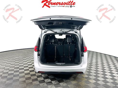 New 2026 Chrysler Pacifica Limited w/ Uconnect Theater Family Group image 16