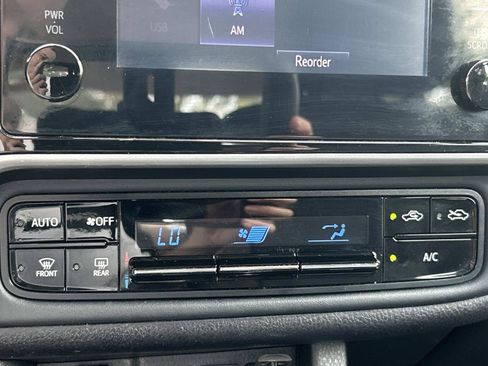 Used 2018 Toyota Corolla LE FWD image 31