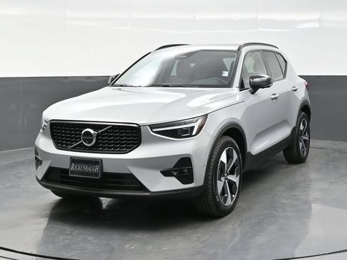 Used 2026 Volvo XC40 B5 Plus AWD/4WD image 2