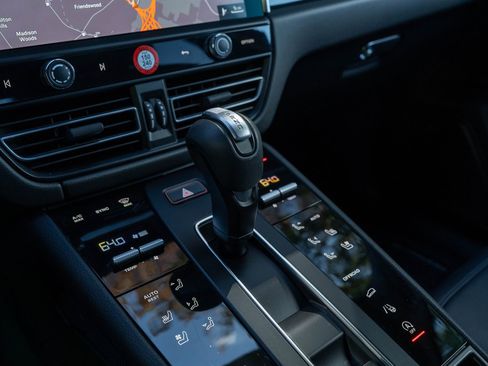 Certified 2025 Porsche Macan image 32