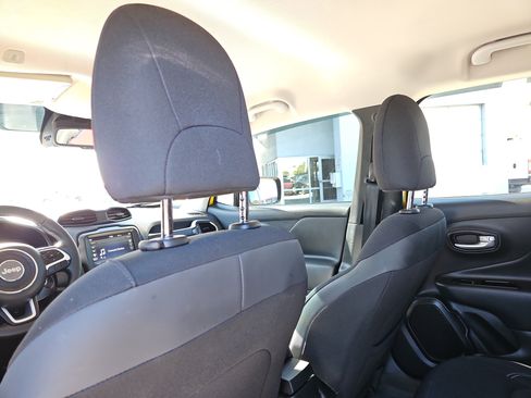 Used 2023 Jeep Renegade Latitude w/ Premium Group image 8