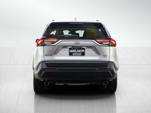 Used 2019 Toyota RAV4 XLE AWD/4WD image 4