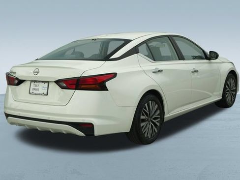 Used 2025 Nissan Altima 2.5 SV FWD image 8