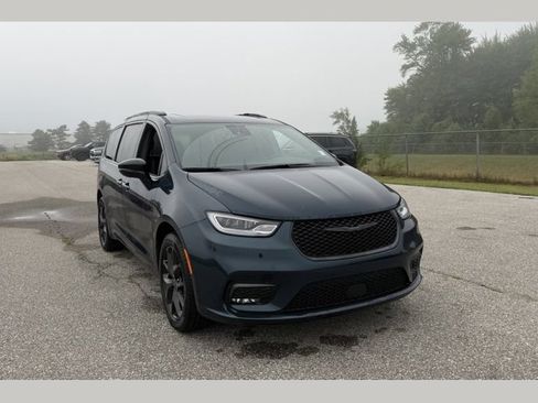 Used 2025 Chrysler Pacifica Limited w/ Trailer Tow Group AWD/4WD image 1