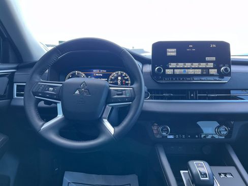 New 2025 Mitsubishi Outlander SE image 8