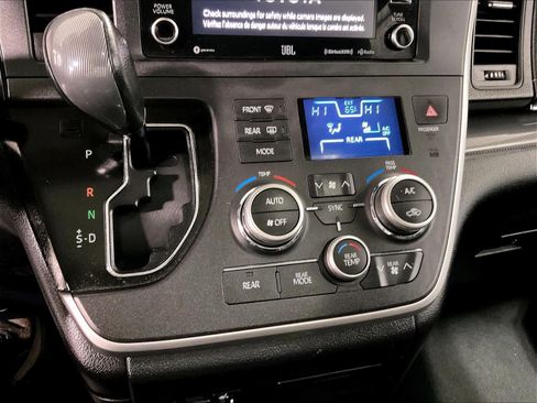 Used 2020 Toyota Sienna SE w/ SE Preferred Package image 27