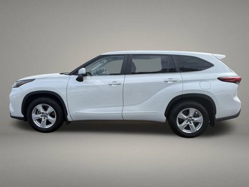 Used 2023 Toyota Highlander LE FWD image 2