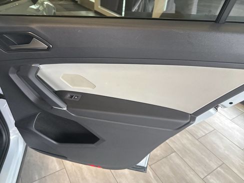 Used 2018 Volkswagen Tiguan SE w/ Panoramic Sunroof Package FWD image 31