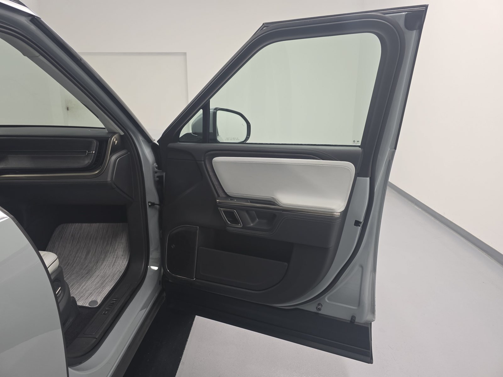 Used 2023 Rivian R1S Adventure Quad AWD/4WD image 18