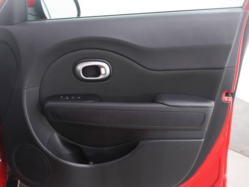 Used 2016 Kia Soul + image 11