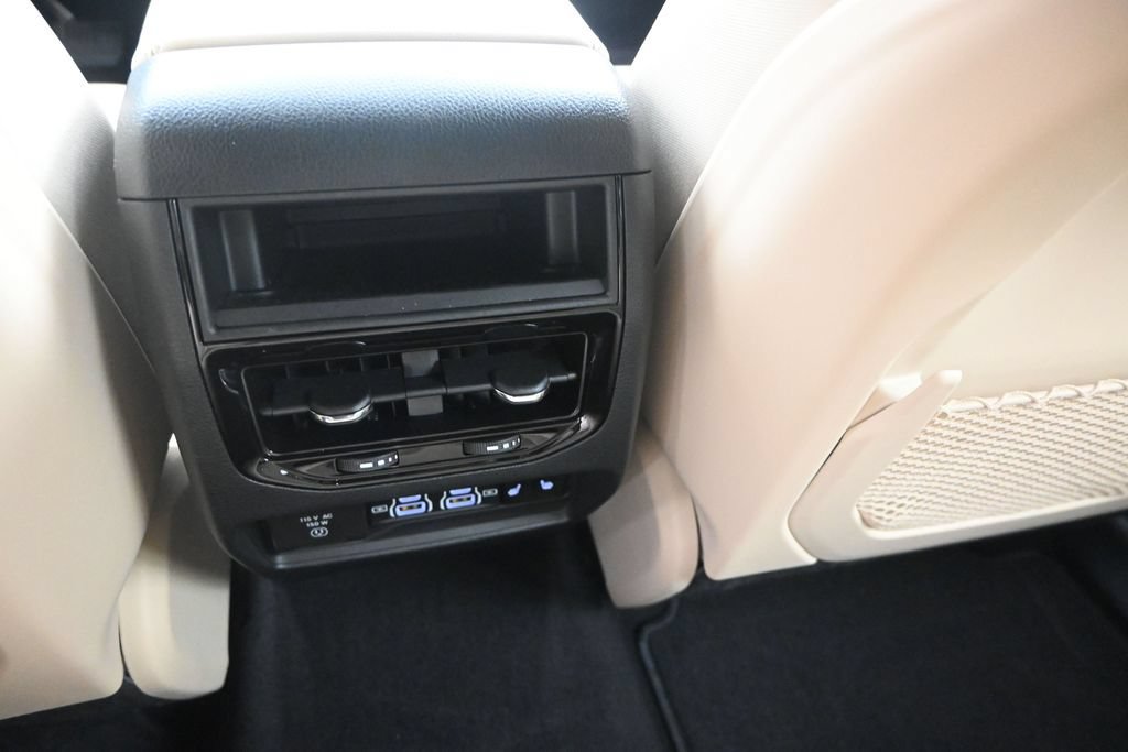 Used 2025 Jeep Grand Cherokee Limited RWD image 18