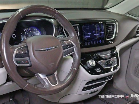 Used 2017 Chrysler Pacifica Touring-L Plus image 2