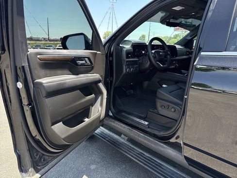 Used 2025 Chevrolet Suburban High Country AWD/4WD image 35