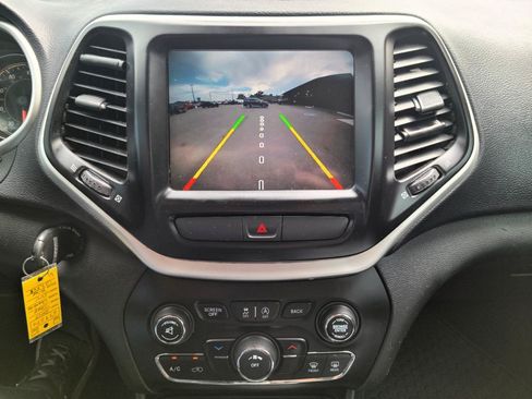 Used 2017 Jeep Cherokee Trailhawk w/ Cold Weather Group AWD/4WD image 11
