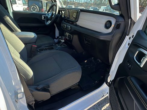 Used 2025 Jeep Wrangler Sahara image 19
