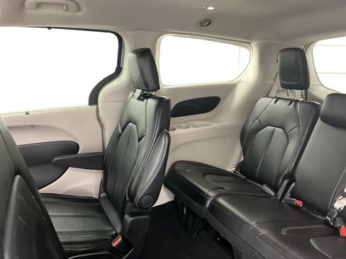 Used 2024 Chrysler Pacifica Touring-L FWD image 17