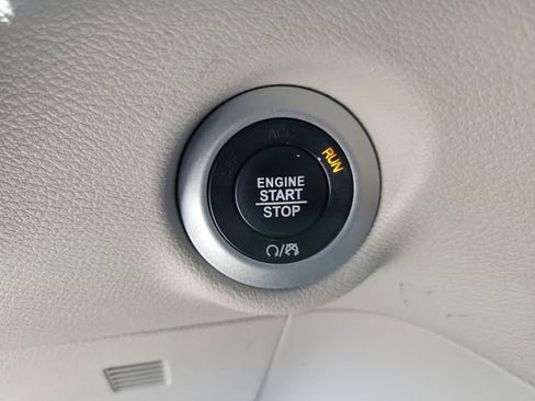 Used 2023 Chrysler Pacifica Touring-L FWD image 36
