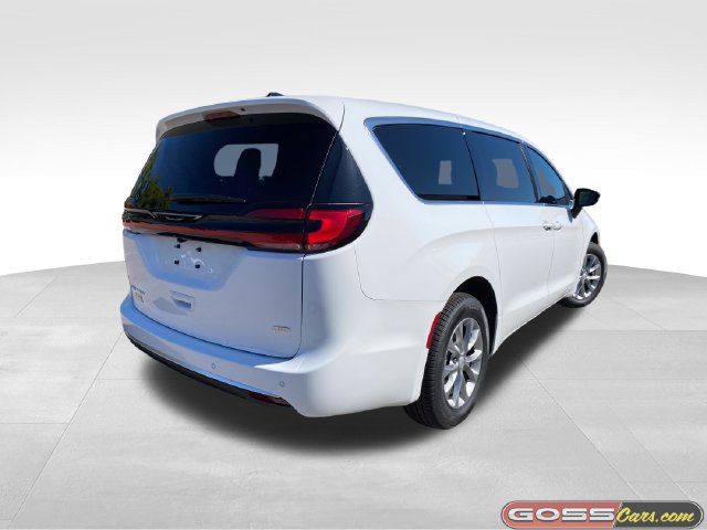 New 2027 Chrysler Pacifica Select AWD/4WD image 3