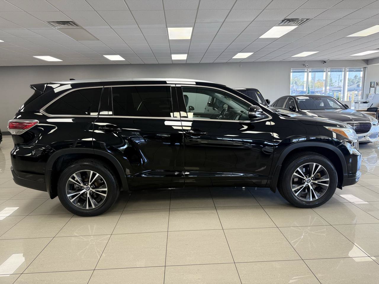 Used 2016 Toyota Highlander XLE AWD/4WD image 3