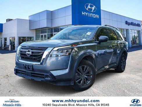 Used 2022 Nissan Pathfinder SV image 1