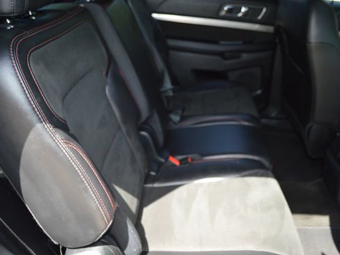 Used 2018 Ford Explorer XLT w/ Equipment Group 202A AWD/4WD image 29