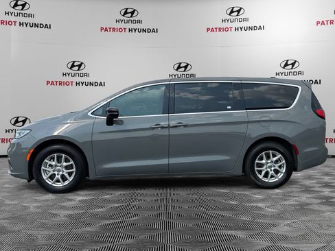 Used 2025 Chrysler Pacifica Select FWD image 6