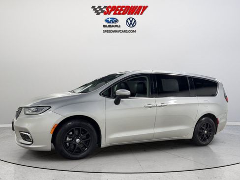Used 2023 Chrysler Pacifica Touring-L FWD image 11