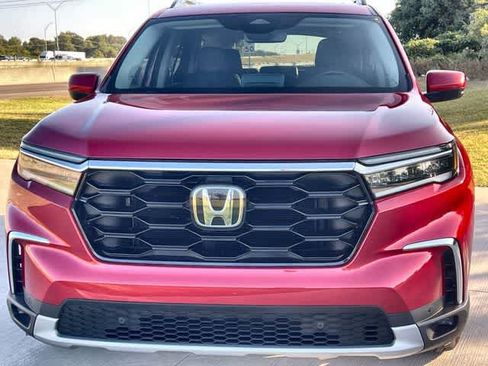 Used 2025 Honda Pilot Touring image 7