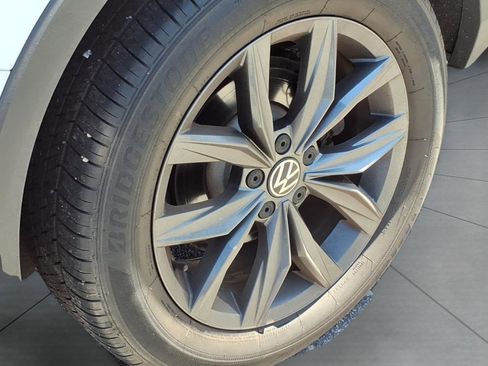 Used 2022 Volkswagen Tiguan SE image 6