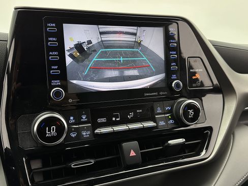Used 2022 Toyota Highlander LE AWD/4WD image 22