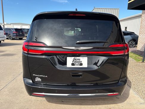 Used 2025 Chrysler Pacifica Select image 10