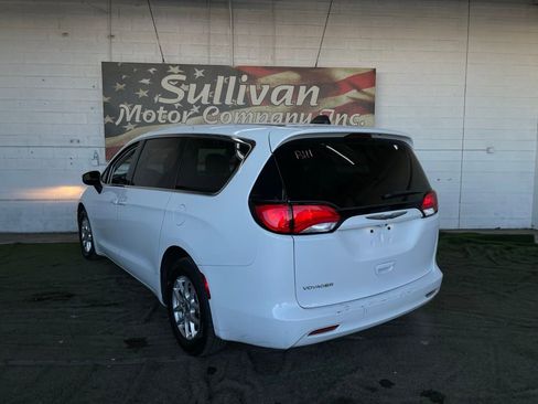 Used 2022 Chrysler Voyager LX image 3