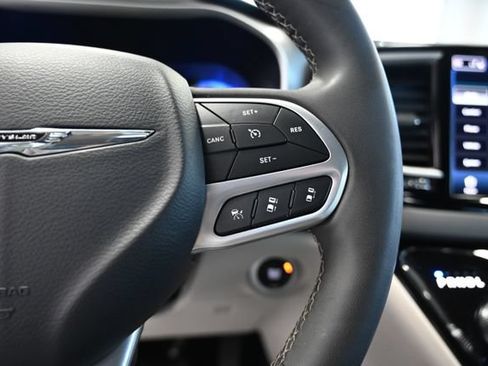 Used 2024 Chrysler Pacifica Touring-L FWD image 26
