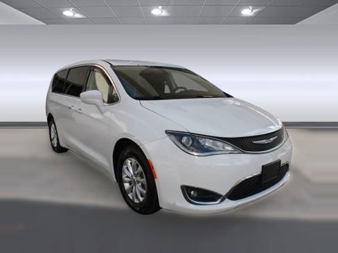 Used 2018 Chrysler Pacifica Touring Plus image 7