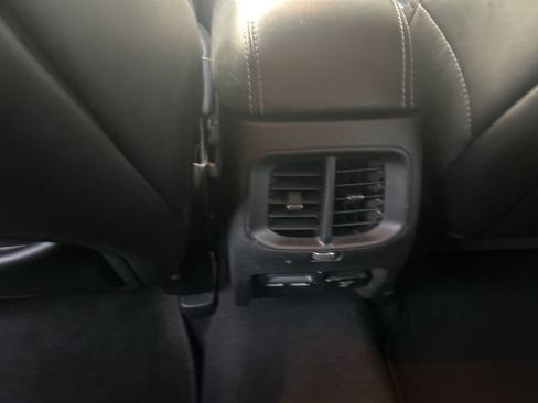 Used 2019 Jeep Cherokee Latitude Plus w/ Comfort/Convenience Group FWD image 17